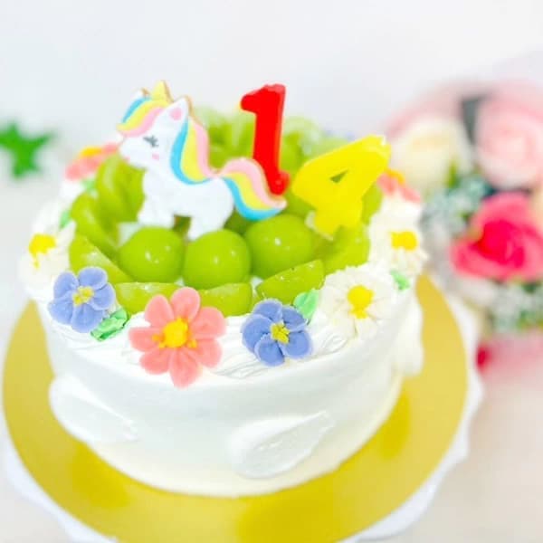 富士市かわいいケーキ屋さんテテ(tete)のお誕生日ケーキ・ユニコーンとシャインマスカットのホールケーキ